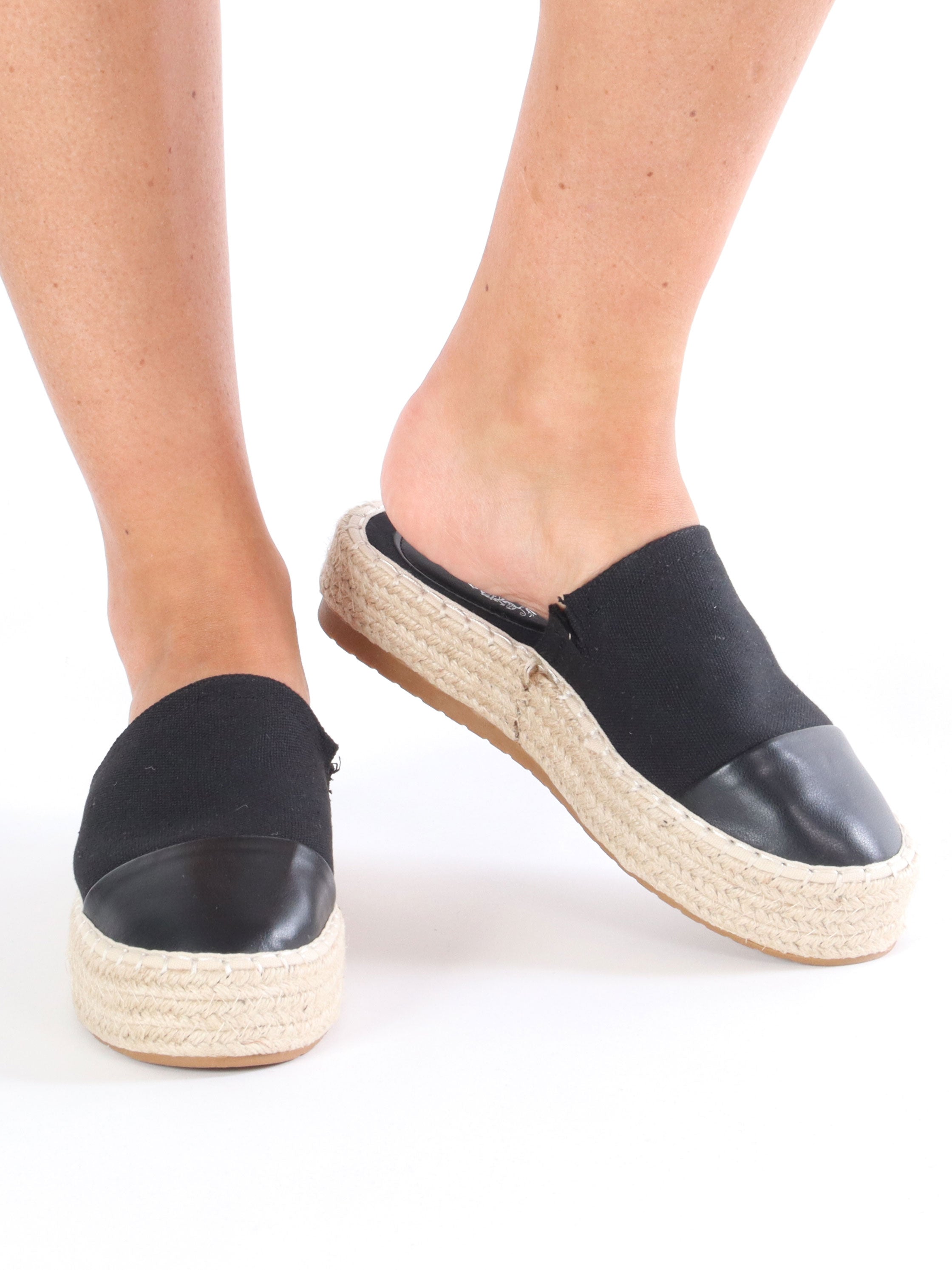 Adilene - Slippers med læderlook og flettet sål